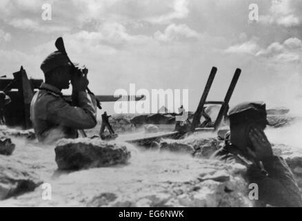 Truppe tedesche nel nord deserto africano durante l offensiva britannica. Due soldati sono in una forma a zig-zag trincea, una osservazione Foto Stock