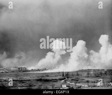 American bombe esplodono nella città di Cassino, Feb 15, 1944. La città è stata completamente distrutta ma difensori tedesco sopravvissuto Foto Stock