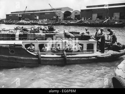 Vagone di bambini ebrei che arrivano a Tel Aviv il 12 aprile 1946. Il loro viaggio da Bergen-Belsen sfollati camp (e Foto Stock