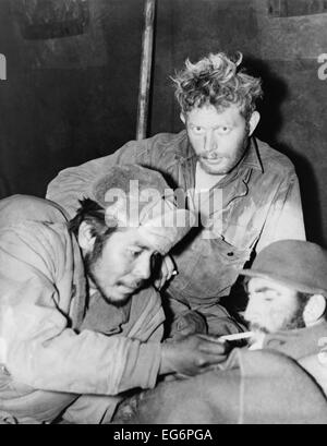 GIs barbuto rilassarsi in un medico di clearing station dopo il loro rilascio come prigionieri di guerra da comunisti cinesi. 1951. Guerra di Corea, 1950-1953. Foto Stock