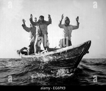 Tre comunisti coreani in una barca da pesca vengono catturati dal USS MANCHESTER al largo della costa della Corea. Maggio 10, 1951. Guerra di Corea, Foto Stock