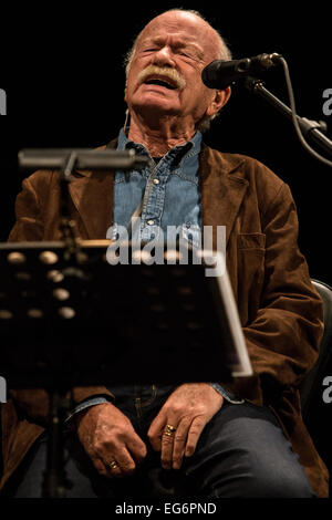 Cambiano d'Agogna Novara Italia. 17 febbraio 2015. L'italiano il cantautore Gino Paoli con il pianista Danilo Rea suona dal vivo presso il club della musica fenomeno durante il 'Due venite a noi....Tour' Credito: Rodolfo Sassano/Alamy Live News Foto Stock