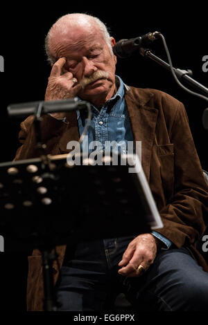 Cambiano d'Agogna Novara Italia. 17 febbraio 2015. L'italiano il cantautore Gino Paoli con il pianista Danilo Rea suona dal vivo presso il club della musica fenomeno durante il 'Due venite a noi....Tour' Credito: Rodolfo Sassano/Alamy Live News Foto Stock