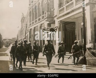 Le truppe giapponesi marzo per le strade dell'Isola di Hainan con un Rising Sun bandiera. Il 3 maggio 1939. Comunisti cinesi e l'Hainan Li Foto Stock