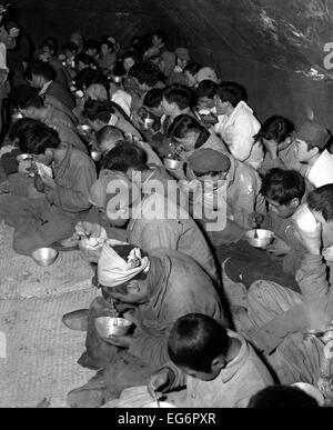 Soldati comunista sono alimentati nel POW stockade, Kurije, Corea. Essi sono stati catturati e portati giù da Mt. Chirisan, da Foto Stock