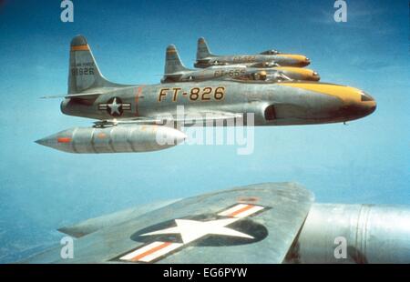 F-80C jet fighters volare in formazione ca. 1950. Progettato nel 1944, la F-80C è stato usato come un caccia bombardiere durante la Guerra di Corea, Foto Stock