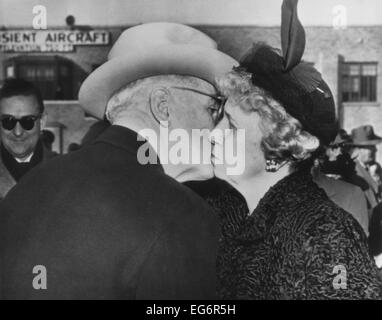 Il Presidente Truman baci di sua moglie addio prima di salire in aereo per Washington. La sig.ra Truman e la loro figlia Margaret, Foto Stock