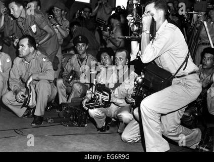 Onu corrispondenti e fotografi all'armistizio edificio, Panmunjom, Corea. Luglio 23, 1953. Guerra di Corea, 1950-1953. Foto Stock