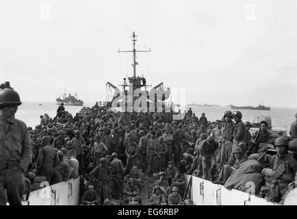 Le truppe del trentunesimo Reggimento di Fanteria terreni al porto di Inchon, Corea, a bordo LST. Sbarcarono in grandi numeri sul Sett. 18, Foto Stock