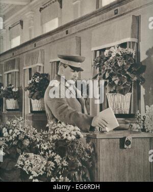 Joseph Stalin getta il suo voto nelle elezioni per il Soviet Supremo dell'URSS. I candidati sono stati N.A. Bulganin e S.I. Foto Stock