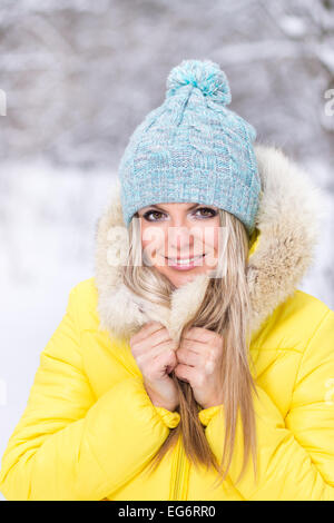 Felice giovane donna sorridente in inverno all'aperto. Tanga ragazza caucasica hanno un divertimento per le vacanze invernali. Foto Stock