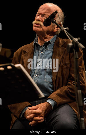 Cambiano d'Agogna Novara Italia. 17 febbraio 2015. L'italiano il cantautore Gino Paoli con il pianista Danilo Rea suona dal vivo presso il club della musica fenomeno durante il 'Due venite a noi....Tour' Credito: Rodolfo Sassano/Alamy Live News Foto Stock