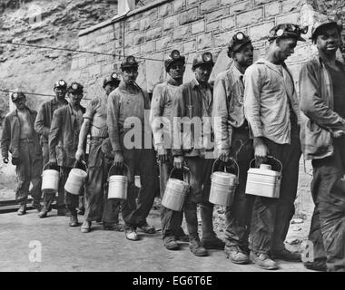 Minatori del carbone il check in al termine del turno di mattina. Kopperston, Wyoming County, West Virginia. Agosto 22, 1946. Foto di Foto Stock