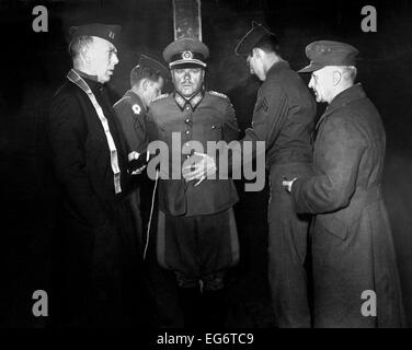 Gen. tedesco Anton Dostler legato ad un palo prima della sua esecuzione su 1 Dic 1945. Egli è stato condannato di ordinare l'esecuzione di Foto Stock