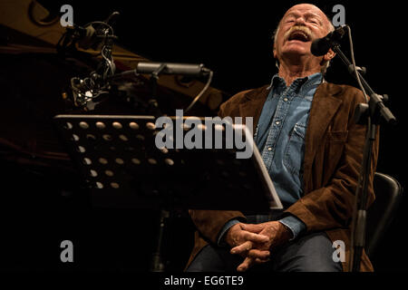 Cambiano d'Agogna Novara Italia. 17 febbraio 2015. L'italiano il cantautore Gino Paoli con il pianista Danilo Rea suona dal vivo presso il club della musica fenomeno durante il 'Due venite a noi....Tour' Credito: Rodolfo Sassano/Alamy Live News Foto Stock