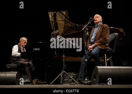 Cambiano d'Agogna Novara Italia. 17 febbraio 2015. L'italiano il cantautore Gino Paoli con il pianista Danilo Rea suona dal vivo presso il club della musica fenomeno durante il 'Due venite a noi....Tour' Credito: Rodolfo Sassano/Alamy Live News Foto Stock