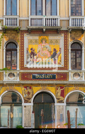 Venezia, Provincia di Venezia, Veneto, Italia. La facciata del XIX secolo Palazzo Salviati sul Canal Grande. Foto Stock