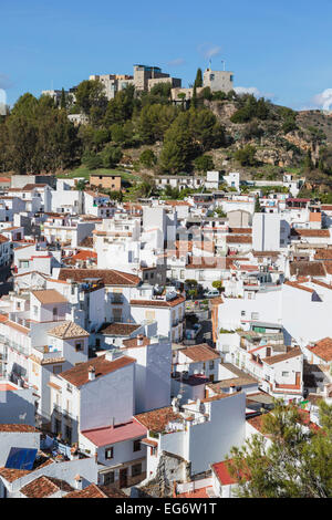 Monda, provincia di Malaga, Andalusia, Spagna meridionale. Tipico bianco-lavato città spagnola. Foto Stock