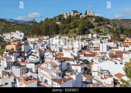 Monda, provincia di Malaga, Andalusia, Spagna meridionale. Tipico bianco-lavato città spagnola. Foto Stock