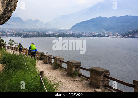 Gruppo di biker nella parte anteriore del lago di Garda in Italia Foto Stock