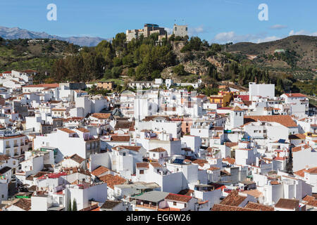 Monda, provincia di Malaga, Andalusia, Spagna meridionale. Tipico bianco-lavato città spagnola. Foto Stock