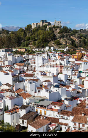 Monda, provincia di Malaga, Andalusia, Spagna meridionale. Tipico bianco-lavato città spagnola. Foto Stock