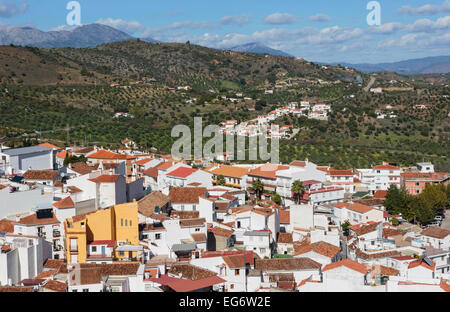 Monda, provincia di Malaga, Andalusia, Spagna meridionale. Tipico bianco-lavato città spagnola. Nuovo alloggiamento dello sviluppo in background. Foto Stock