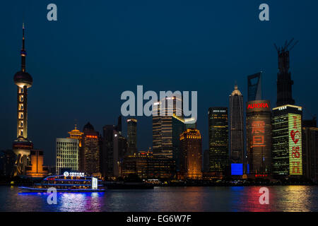 Shanghai, Cina - 10 Aprile 2013: pudong waterfront al tramonto presso la città di Shanghai in Cina il 10 aprile, 2013 Foto Stock