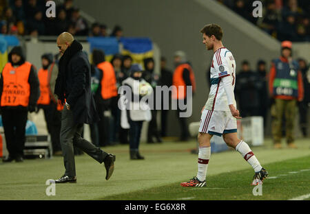 Lviv, Ucraina. Xvii Feb, 2015. Monaco di Baviera Xabi Alonso (R) lascia il passo dopo aver ricevuto un cartellino rosso durante la UEFA Champions League Round di 16 prima gamba partita di calcio tra Shakhtar Donetsk e FC Bayern Monaco di Baviera all'Arena di Lviv, Ucraina, 17 febbraio 2015. Foto: Andreas Gebert/dpa/Alamy Live News Foto Stock