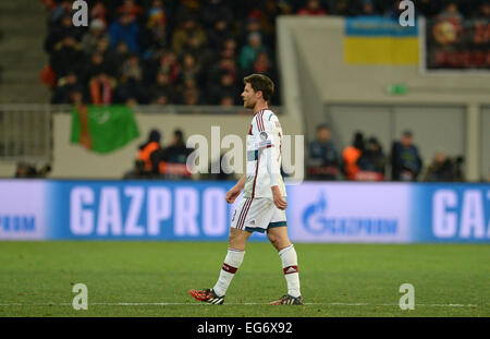 Lviv, Ucraina. Xvii Feb, 2015. Monaco di Baviera Xabi Alonso lascia il passo dopo aver ricevuto un cartellino rosso durante la UEFA Champions League Round di 16 prima gamba partita di calcio tra Shakhtar Donetsk e FC Bayern Monaco di Baviera all'Arena di Lviv, Ucraina, 17 febbraio 2015. Foto: Andreas Gebert/dpa/Alamy Live News Foto Stock