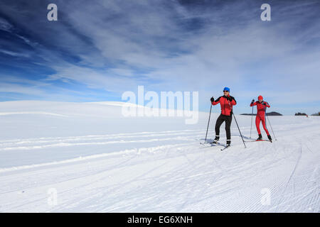 Un gruppo di fondisti sul sentiero in Baviera Foto Stock