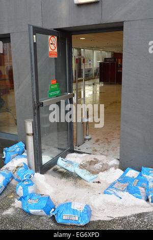 Marsh Mills, Plymouth, UK. 18 Febbraio, 2015. Servizi di emergenza sono di fronte a una grande alluvione a Marsh Mills, che ha trasformato un supermercato parcheggio auto in un grande lago grande. L'acqua continua a salire e ora si aggira intorno a 2ft in luoghi, pronunciare emergenza equipaggi presso la scena. Credito: Sean Hernon/Alamy Live News Foto Stock