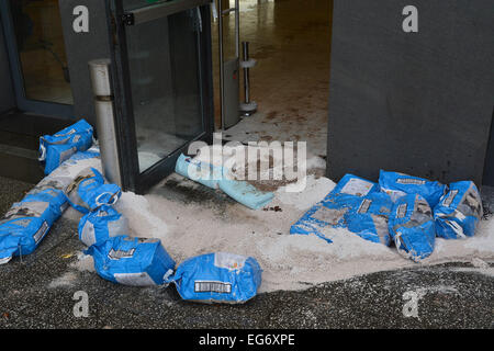 Marsh Mills, Plymouth, UK. 18 Febbraio, 2015. Servizi di emergenza sono di fronte a una grande alluvione a Marsh Mills, che ha trasformato un supermercato parcheggio auto in un grande lago grande. L'acqua continua a salire e ora si aggira intorno a 2ft in luoghi, pronunciare emergenza equipaggi presso la scena. Credito: Sean Hernon/Alamy Live News Foto Stock