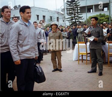 116 piloti e soldati dell'esercito americano, che era stato catturato dai nord Vietnamiti Esercito del popolo durante la Guerra del Vietnam sono stati ribaltati verso gli Stati Uniti d'America ad Hanoi il dodicesimo di febbraio nel 1973. Militari USA in grigio le giacche sono chiamati con il nome in presenza di osservatori internazionali, sono accolti da un funzionario statunitense e a piedi per i piani con accompagnamento individuale. I prigionieri di guerra sono stati portati a Clark Air Base sulle Filippine entro il 'Operazione Homecoming'. Gli Stati Uniti d'America hanno volato circa 2.000 attacchi aerei contro le città e i bersagli nel Vietnam del Nord durante Foto Stock