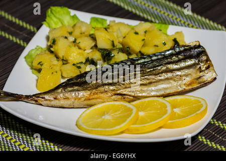 Freschi filetti di sgombro con patate bollite e limone Foto Stock