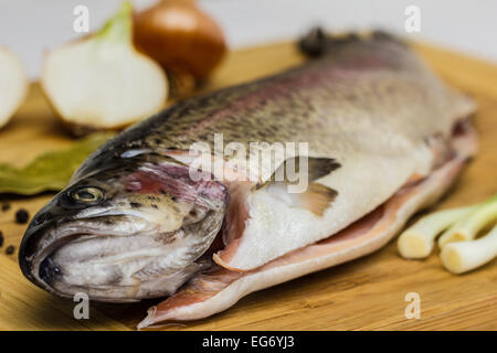 Salmone fresco trota con la foglia di alloro, pepe nero e cipolla Foto Stock