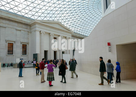 Un britannico di attrazione turistica - i visitatori di Londra il British Museum fresatura intorno nella grande corte. Foto Stock