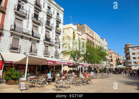 Tarragona, Spagna - 16 agosto 2014: Street View di turisti e di gente comune in strada il ristorante sulla Plaza de la fo Foto Stock
