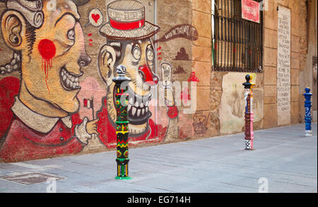 Tarragona, Spagna - 16 agosto 2014: coloratissimo graffito sulla parete in Tarragona, clown volti Foto Stock