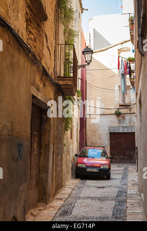 Tarragona, Spagna - 16 agosto 2014: piccolo vecchio rosso auto Citroen sta parcheggiata su una stretta strada vuota in Tarragona Foto Stock