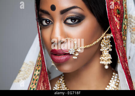 Esotica cucina indiana sposa vestito per cerimonia di nozze Foto Stock