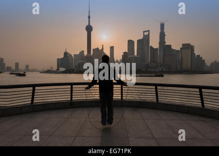 Shanghai, Cina - 7 Aprile 2013: uomo cinese esercizio di salto con la corda il Bund waterfront presso la città di Shanghai in Cina il 7 aprile 2013 Foto Stock