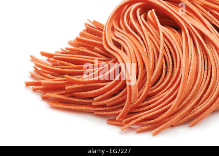 Fettuccine alla pasta di colore rosso su bianco Foto Stock