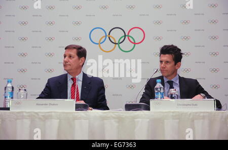 Almaty, Kazakhstan. 18 Febbraio, 2015. Cio Direttore Sportivo Christophe Dubi (R) e la Russia del Comitato Olimpico chief Alexander Zhukov reagiscono durante una conferenza stampa tenutasi a Almaty, Kazakhstan, nel febbraio 18, 2015. La valutazione del CIO commissione presieduta da Alexander Zhukov, completato cinque giorni di visita in Almaty. © Miao Zhuang/Xinhua/Alamy Live News Foto Stock