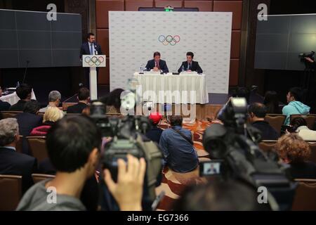 Almaty, Kazakhstan. 18 Febbraio, 2015. Cio Direttore Sportivo Christophe Dubi (R) e la Russia del Comitato Olimpico chief Alexander Zhukov (C) assistere ad una conferenza stampa tenutasi a Almaty, Kazakhstan, nel febbraio 18, 2015. La valutazione del CIO commissione presieduta da Alexander Zhukov, completato cinque giorni di visita in Almaty. © Miao Zhuang/Xinhua/Alamy Live News Foto Stock