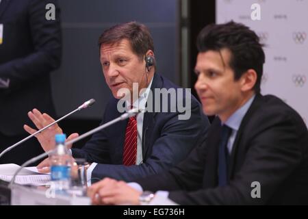 Almaty, Kazakhstan. 18 Febbraio, 2015. La Russia del Comitato Olimpico chief Alexander Zhukov (L) parla durante una conferenza stampa con IOC Direttore Sportivo Christophe Dubi in Almaty, Kazakhstan, nel febbraio 18, 2015. La valutazione del CIO commissione presieduta da Alexander Zhukov, completato cinque giorni di visita in Almaty. © Miao Zhuang/Xinhua/Alamy Live News Foto Stock