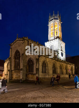 Tutti i Santi marciapiede Chiesa in York, Inghilterra, un punto di riferimento con la sua lampada all'interno della torre visibile in gran parte della città. Foto Stock