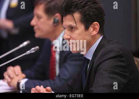 Almaty, Kazakhstan. 18 Febbraio, 2015. Cio Direttore Sportivo Christophe Dubi (R) reagisce durante una conferenza stampa tenutasi a Almaty, Kazakhstan, nel febbraio 18, 2015. La valutazione del CIO commissione presieduta da parte della Russia del Comitato Olimpico chief Alexander Zhukov completato una cinque giorni di visita in Almaty. © Miao Zhuang/Xinhua/Alamy Live News Foto Stock