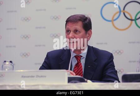 Almaty, Kazakhstan. 18 Febbraio, 2015. La Russia del Comitato Olimpico chief Alexander Zhukov reagisce durante una conferenza stampa tenutasi a Almaty, Kazakhstan, nel febbraio 18, 2015. La valutazione del CIO commissione presieduta da Alexander Zhukov, completato cinque giorni di visita in Almaty. © Miao Zhuang/Xinhua/Alamy Live News Foto Stock