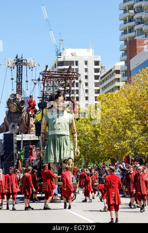 La bambina gigante e il subacqueo pupazzi giganti a piedi lungo la terrazza su strada, Perth, Western Australia. Foto Stock